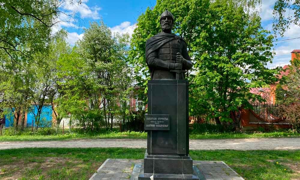 Памятник Дмитрию Пожарскому в Зарайске.
