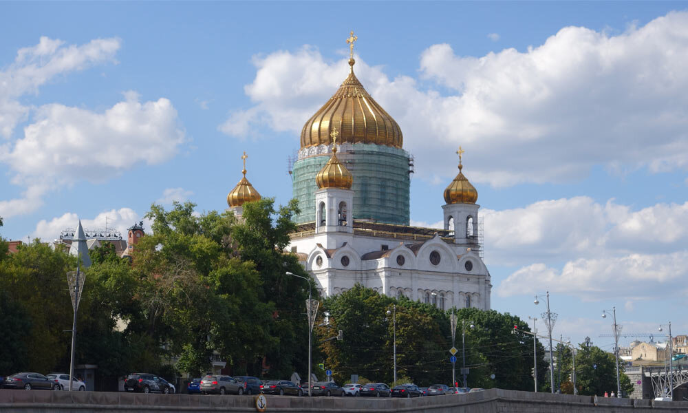 Москва - столица России. Храм Христа Спасителя со стороны Москвы-реки.