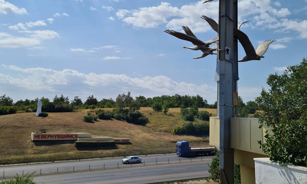 "Союз донских казаков" возложил цветы к монументу-памятнику "Не вернувшимся" на трассе М-4 Дон.
