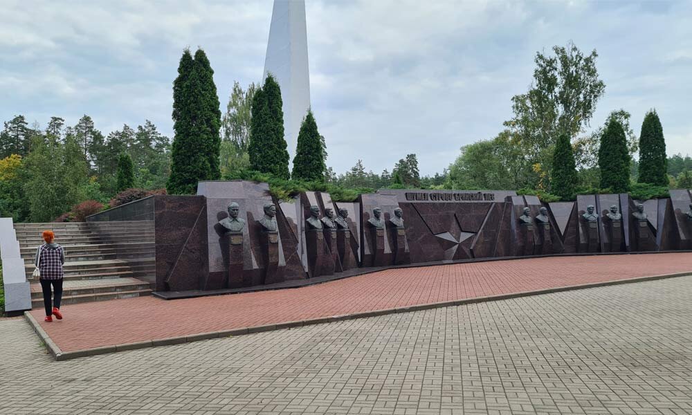 Мемориальный комплекс "Партизанская поляна" в Брянске.