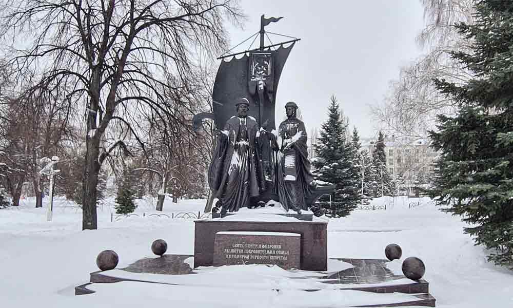 Самара. Памятник Петру и Февронии Муромским.