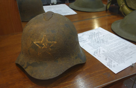 История каски времён Второй Мировой войны на выставке в Мичуринске.