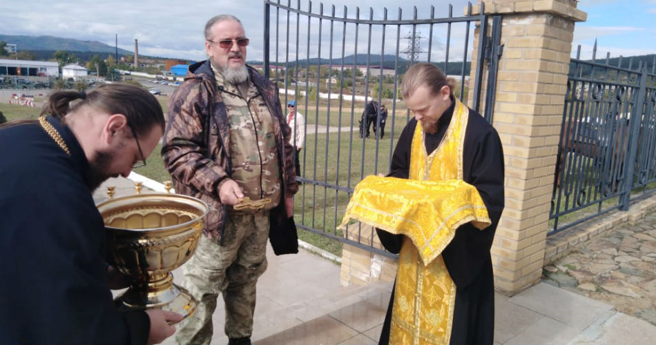 Конный крестный ход во главе с митрополитом - духовная радость казаков России.