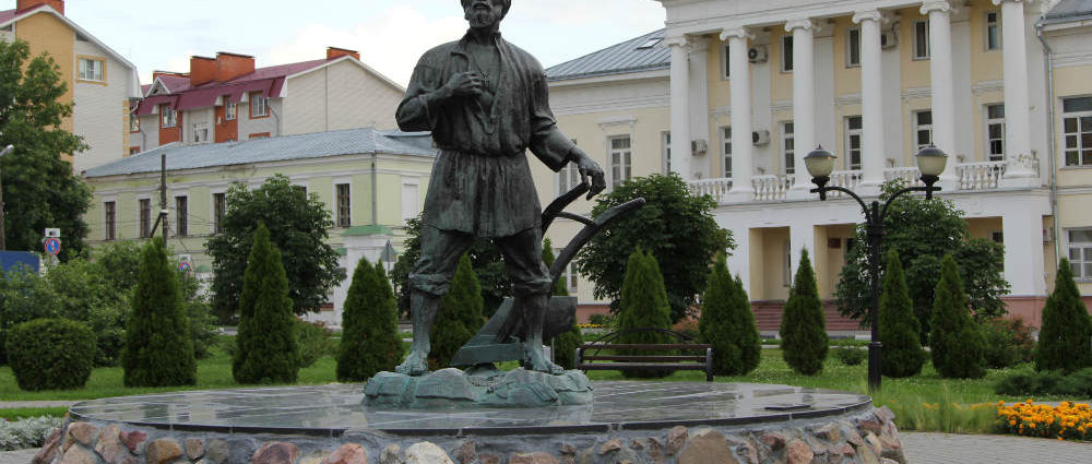 Памятник русскому мужику в Тамбове.