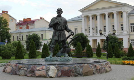 Памятник русскому мужику в Тамбове.