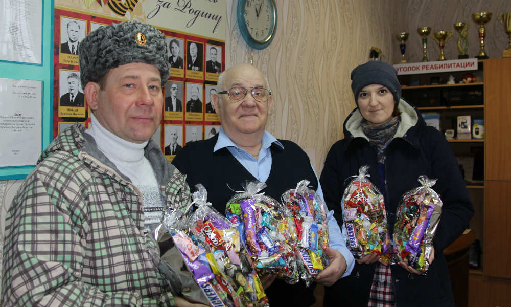 Донские казаки Мичуринска подарили подарки детям.