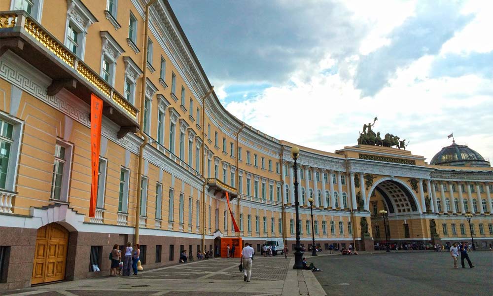 Эрмитаж - знаменитый музей Санкт-Петербурга.