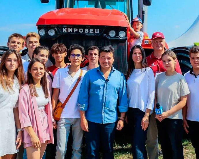 Губернатор Московской области Андрей Воробьев провёл лекцию с детьми из ДНР организованную обществом "Знание".