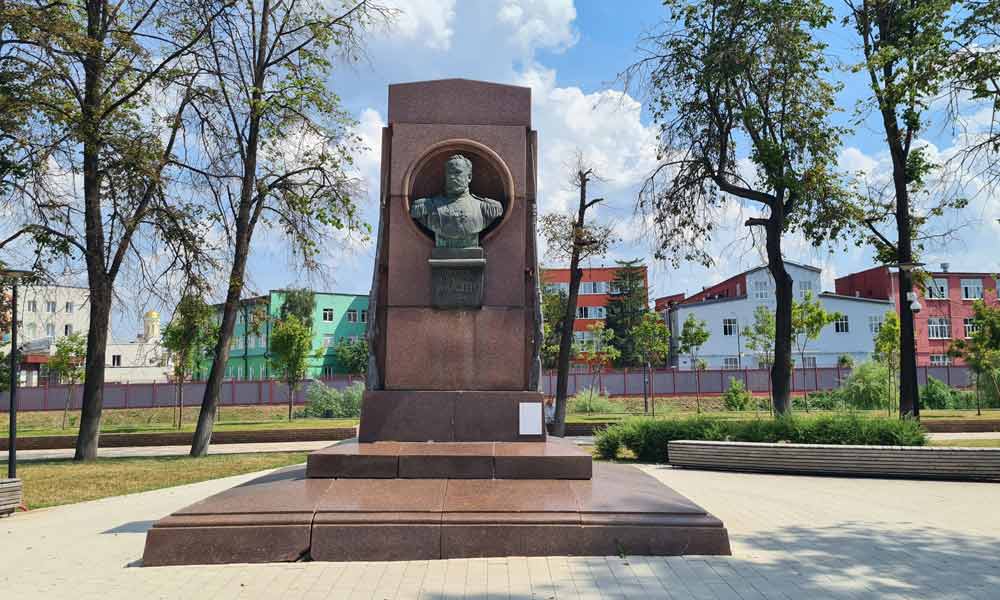 Тула оружейная. Памятник основателю "трёхлинейки" С.И.Мосину в Туле.
