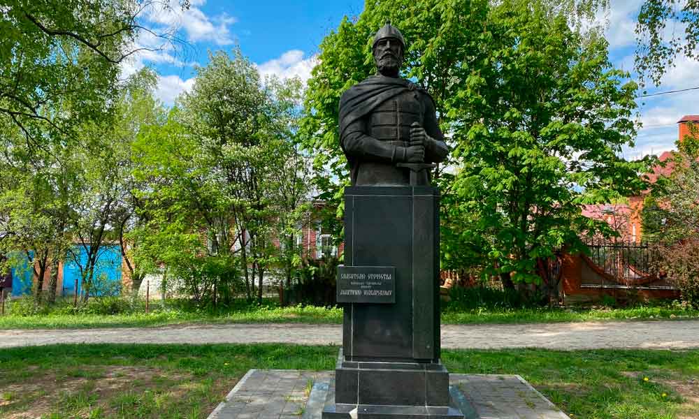 Зарайск. Памятник воеводе Дмитрию Пожарскому.