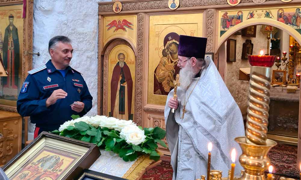 Казаки Наро-Фоминска поздравили своего духовника.