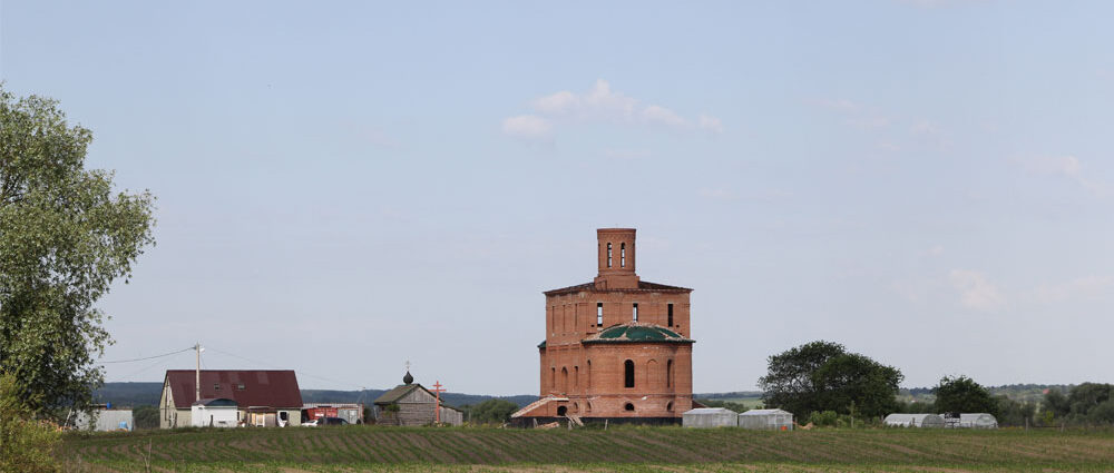 Вид на Свято-Троицкий Лютиков монастырь со стороны села Корекозево.
